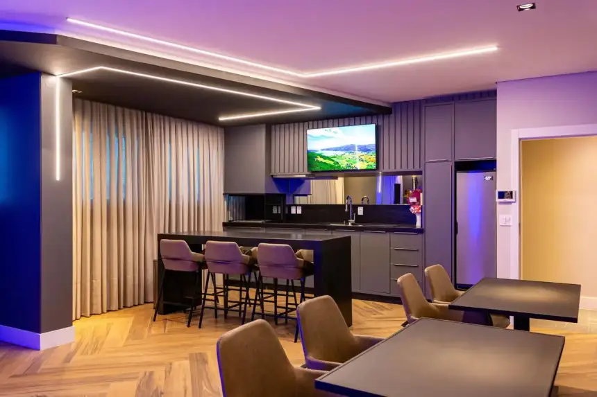 Lounge gourmet com iluminação cênica