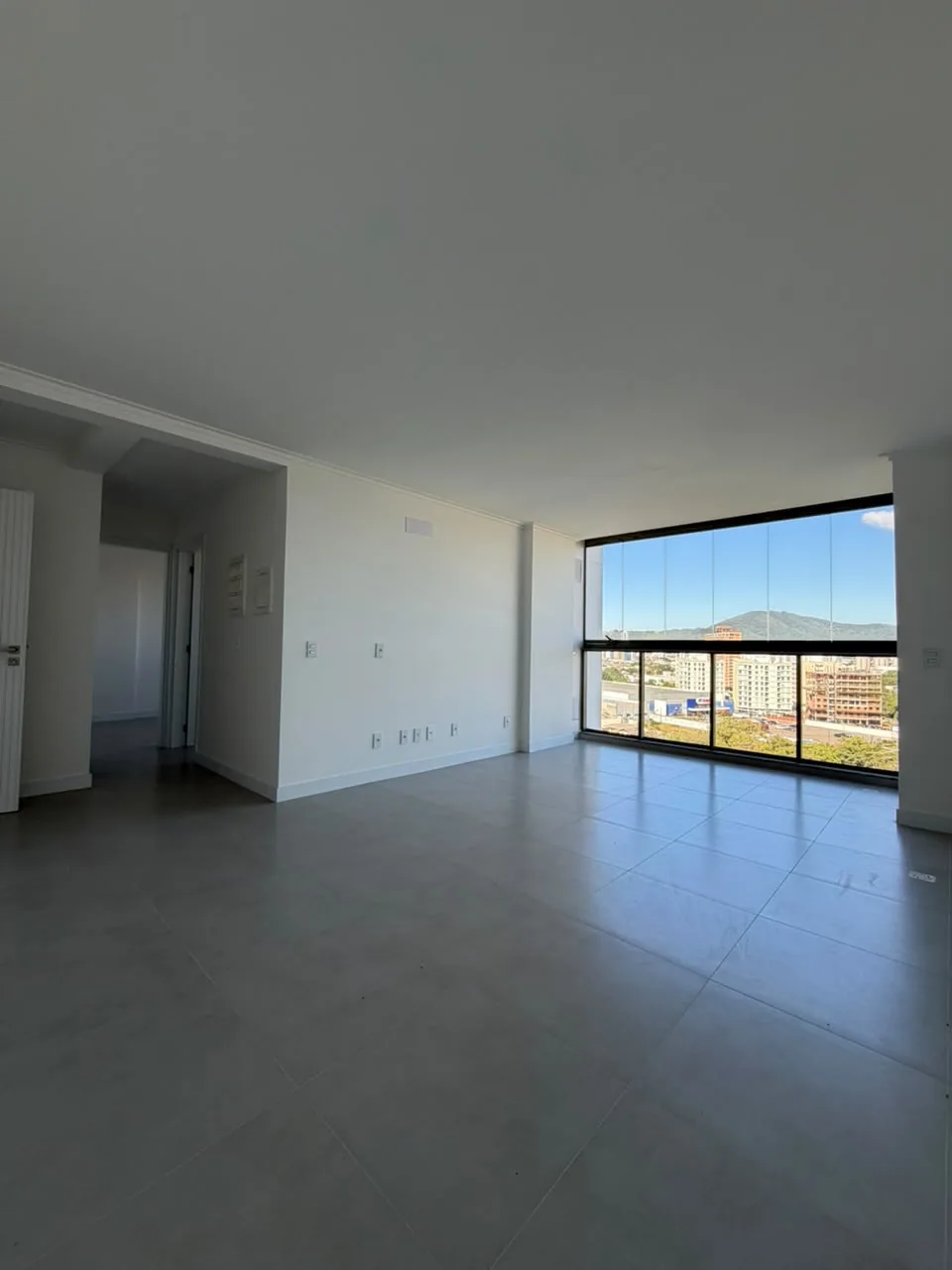Sala ampla de apartamento à venda e para alugar em Itajaí com vista panorâmica